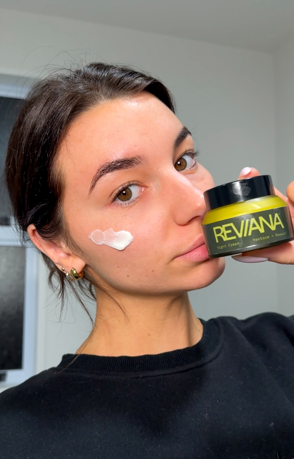 Reviana Night Cream applied